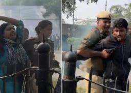 लोकसभेत दोन, बाहेर तीन, पण पडद्यामागे किती ?