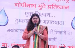 लाक्षणिक उपोषण सरकारचं लक्ष वेधण्यासाठी – पंकजा मुंडे