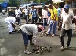 रिक्षाचालक आणि नागरिकांनी श्रमदान करून स्वखर्चाने बुजवले रस्त्यावरील खड्डे!