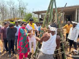राणा दाम्पत्य आदिवासी बांधवांसोबत साजरी करतायेत होळी