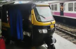 म्हणून प्लॅटफॉर्मवर धावली ऑटोरिक्षा, रिक्षाचालकावर गुन्हा दाखल!