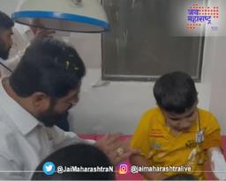 प्रचार रॅलीमध्ये जखमी मुलाला पाहून मुख्यमंत्री झाले भावूक