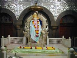 शिर्डीकरांच्या बंद काळातही साईबाबा मंदीर दर्शनासाठी खुलं