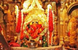 मुंबईतील प्रसिद्ध सिद्धिविनायकाच्या चरणी ३५ किलो सोनं दान