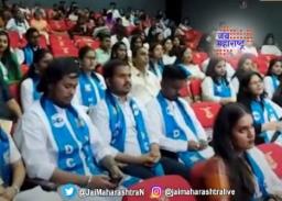 मुंबई विद्यापीठाच्या दीक्षांत समारंभात विद्यार्थ्यांचा सन्मान
