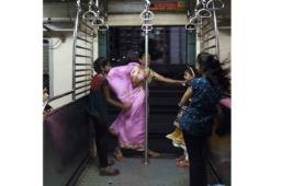 रेल्वे प्रवाशांना तृतीयपंथीयाकडून मनस्ताप; 4 वर्षांत 73,000 तृतीयपंथीयांना अटक