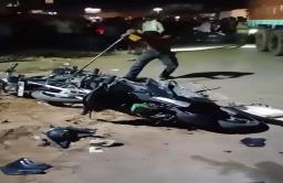 मारहाणीचा बदला म्हणून ट्रक चालकाने फोडल्या दोन दुचाकी