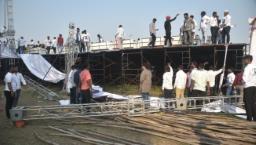 वंचितच्या सभेवेळी मंचाचा भाग कोसळला