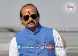 मोरेंच्या हटके वेशभूषेची चर्चा