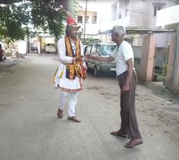 गाव जागवत आली. वासुदेवाची स्वारी!