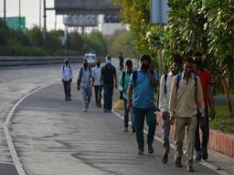 १६०० किमी चालत तो अखेर पोहोचला घरी, पण कोरोनाच्या भीतीने आईने दारच उघडलं नाही