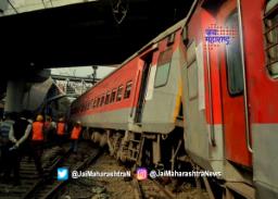 कोकण रेल्वे मार्गावर  राजधानी एक्सप्रेसचा अपघात , इंजिन रुळावरून घसरले
