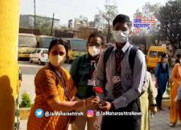 गुलाब देत परीक्षा केंद्रावर विद्यार्थ्यांचे स्वागत