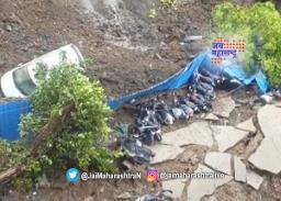 चेंबूरच्या एसआरए इमारतीसमोरील रस्ता खचला