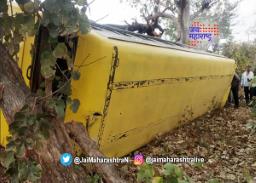जळगावात शाळेच्या बसला अपघात