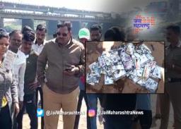नदीत सापडली भरमसाट आधारकार्ड