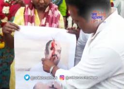 परिवहन मंत्र्यांच्या फोटोला रक्ताचा अभिषेक