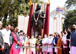 पुणे विद्यापीठात सावित्रीबाई फुले यांच्या पूर्णाकृती पुतळ्याचे अनावरण