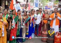 पुण्यात गॅस दरवाढ विरोधात आंदोलन