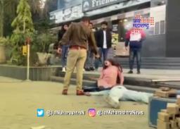 पोलिसांनी भररस्त्यात तरुण-तरुणीला घातली गोळी; जाणून घेऊया या  व्हिडिओ मागचं सत्य?