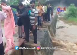 बंधाऱ्यावरून विद्यार्थ्यांचा जीवघेणा प्रवास