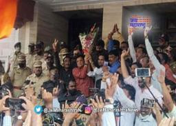भाजपकडून महापालिकेच्या पायऱ्यांवर सोमय्यांचा सत्कार