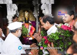 मुख्यमंत्री केसीआर विठ्ठलाच्या चरणी लीन