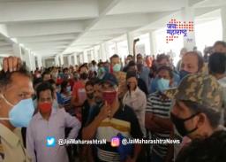 वसई विरार महापालिकेच्या लसीकरण केंद्रावर नागरिकांची तुफान गर्दी