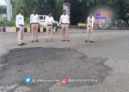 वाहतूक पोलिसांनी बुजवले रोडवरील खड्डे