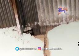 विद्यार्थ्याच्या हातावर शाळेची भिंत कोसळली