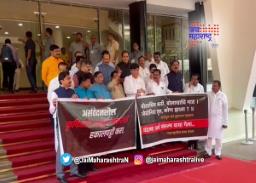 विधिमंडळाच्या पायऱ्यांवर विरोधकांचा आंदोलन