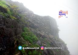 विशाळगडाचा बुरुज ढासळला