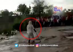 वृद्धाला वाचवण्याऐवजी लोक व्हिडीओ काढण्यात मग्न