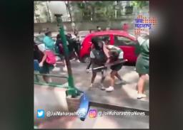 शाळेतील मुलींची भर रस्त्यात हाणामारी