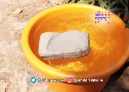 सिंधुदुर्गात सापडला पाण्यावर तरंगणारा दगड