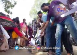 सोलापुरात निलंबन आणि बदली नोटिशीची एसटी कर्मचाऱ्यांकडून होळी