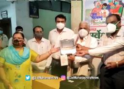 ६५ वर्षांच्या आजोबांनी कर्ज घेऊन केलं व्हेंटिलेटर दान